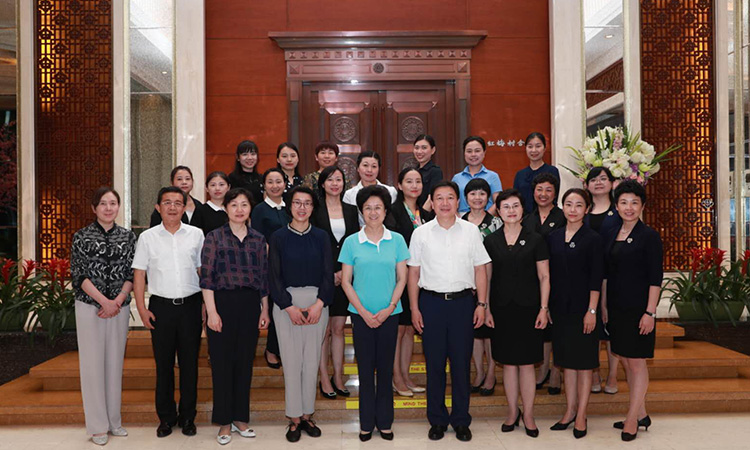 蔡總與全國婦聯(lián)宋主席、宜昌市委周書記等領導合影201806.jpg
