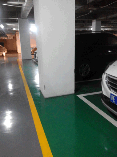 潔凈的停車場(chǎng)